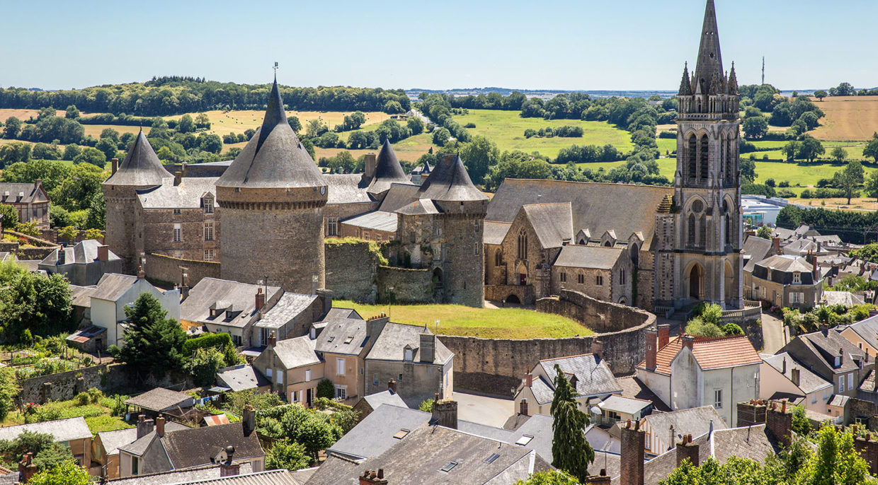 Château – Église – Vue générale ©Inventaire des Pays de la Loire/P.B. Fourny