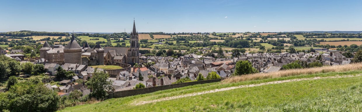 Sillé-le-Guillaume vue depuis le Haut-Eclair ©Inventaire des pays de la Loire/P.B Fourny